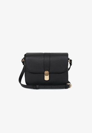 Zwarte leren crossbody tas met verstelbare band en goudkleurige sluiting op de voorklep.