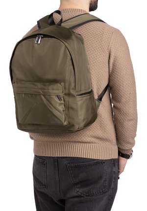 Zaino verde oliva realizzato in tessuto resistente, dotato di una tasca frontale con zip, spallacci regolabili e un design rettangolare snello.