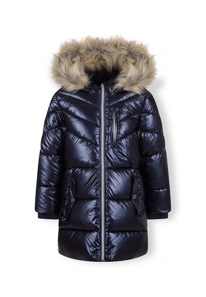 Manteau d’hiver matelassé bleu marine avec fermeture éclair frontale, deux poches à boutons, une poche poitrine zippée et une capuche bordée de fausse fourrure marron clair.