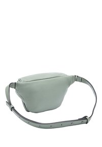Borsa a cintura in pelle di colore verde chiaro con una forma arrotondata, cinturino regolabile e design minimalista. Texture liscia con dettagli di cucitura sottili.