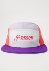 Šarena kapa s ljubičastim vizirima, koja ima ploče u svijetloljubičastoj, bijeloj i narančastoj boji. Na prednjoj strani prikazuje logo "asics" u crvenoj boji.