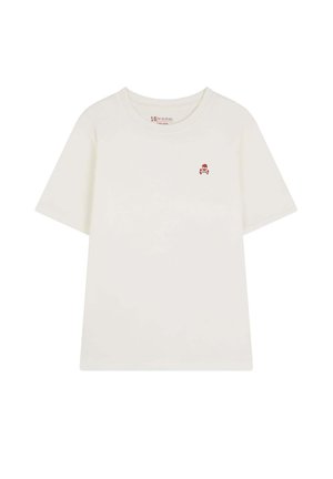 Camiseta blanca de manga corta con pequeño logotipo de calavera y huesos cruzados rojos en el lado izquierdo del pecho y escote redondo.
