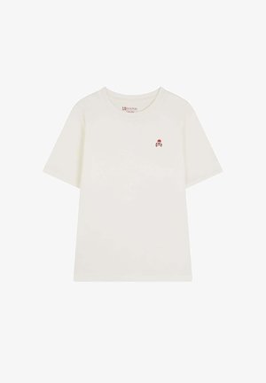 Witte T-shirt met korte mouwen en een klein rood doodskop en gekruiste botten logo op de linkerborst en een ronde halslijn.