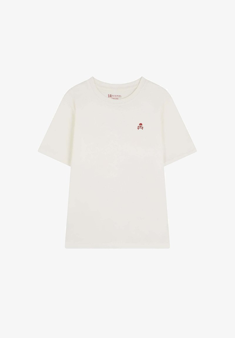 Camiseta blanca de manga corta con pequeño logotipo de calavera y huesos cruzados rojos en el lado izquierdo del pecho y escote redondo.