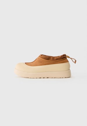 TASMAN UNISEX - Loaferit/pistokkaat - chestnut/whitecap
