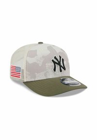Mütze mit Tarnmuster, beigem Netzrücken, grünem Schirm und schwarzem gesticktem "NY"-Logo. Enthält ein Aufnäher mit der U.S.-Flagge an der Seite.