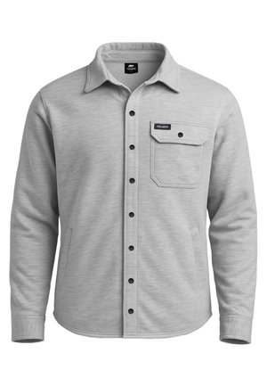 Camicia a maniche lunghe grigia chiara con colletto a punte e una tasca sul petto con bottone, etichettata "Forsberg."