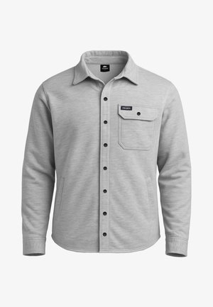 Hellgraues, langärmliges Hemd mit Knopfverschluss, spitzem Kragen und einer einzigen, geknöpften Brusttasche mit dem Etikett "Forsberg."