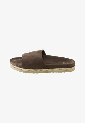 Sandalo in pelle scamosciata marrone con una fascia larga, sottopiedi imbottito e rifiniture intrecciate beige sul bordo della suola.