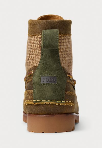 Brune og grønne semskede tursko med tyk gummisål og Polo-logo på bagpanelet, med struktureret stof omkring anklen.
