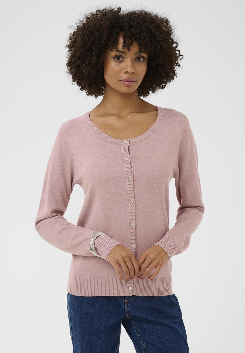 Hellrosa Strickjacke mit rundem Ausschnitt, Knopfleiste vorne, gerippten Bündchen und Saum. Hergestellt aus einem weichen, strukturierten Strickstoff.