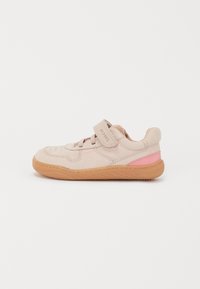 Lys rosa sneakers laget av semsket skinn med gummisåle, med en borrelåsrem, snøring og et rosa detaljer på hælen.
