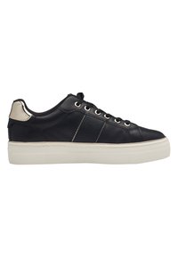 Sneaker in pelle nera con suola in gomma bianca, caratterizzata da un pannello testurizzato e un accento metallico sul tallone. Sistema di allacciatura con sei occhielli.
