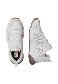 Weiße Sportlich-Sneaker mit beigen Akzenten, ausgestattet mit einer strukturierten Gummisohle, Schnürdesign und verstärkten Zehen- und Fersenbereichen.
