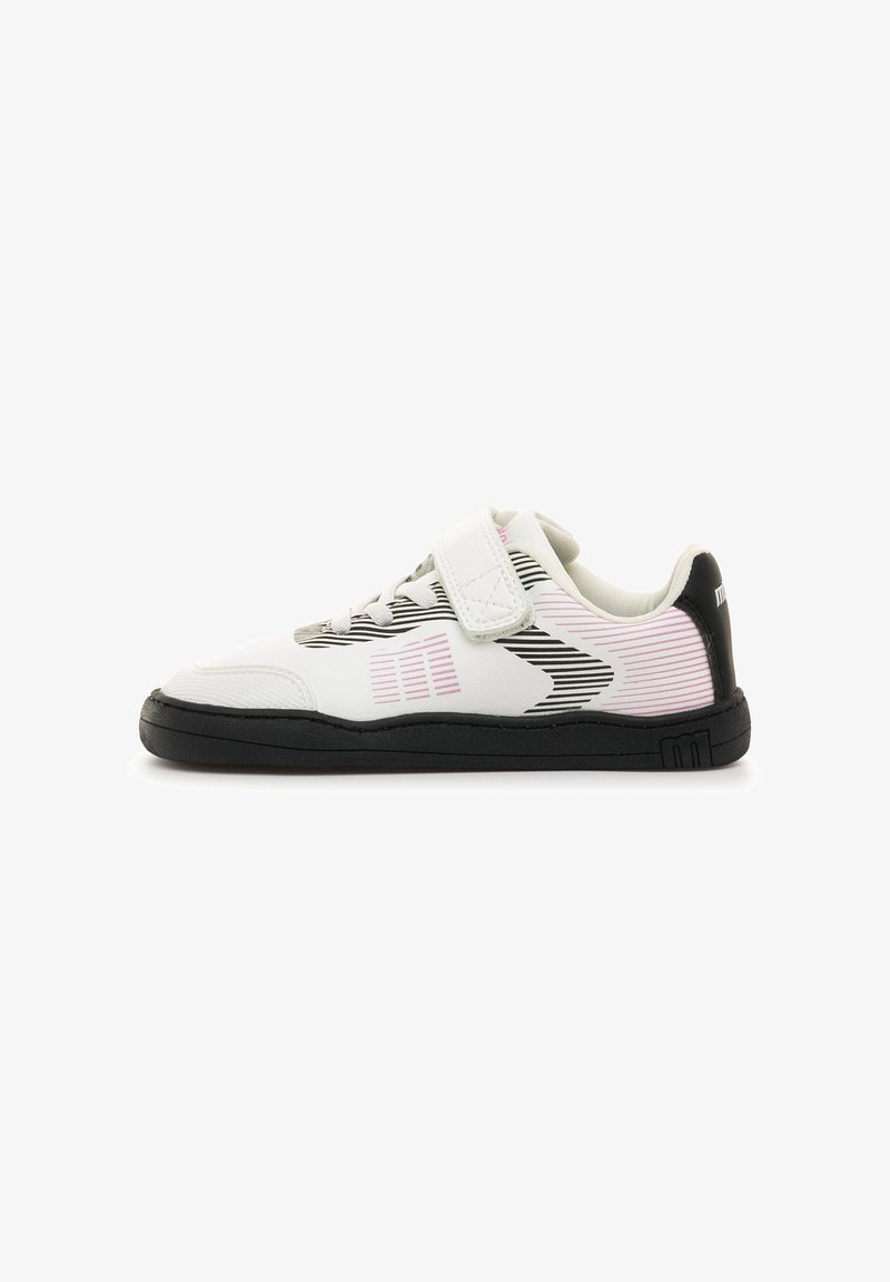 Sneaker bianca con suola nera, modelli geometrici neri e rosa, lacci e una fascia in velcro bianca su uno sfondo bianco semplice.