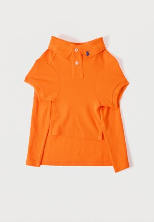 Polo à manches courtes orange vif avec deux boutons et un petit logo bleu brodé sur le col sur fond blanc.