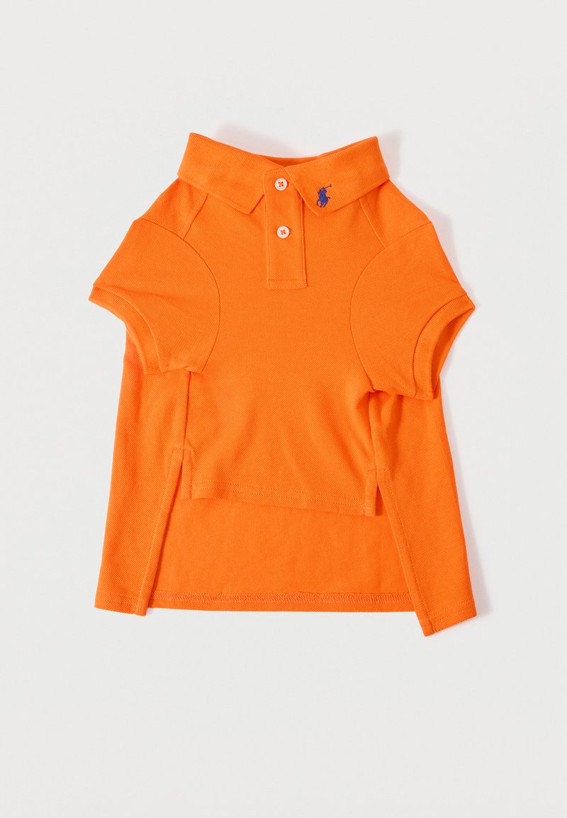 Polo à manches courtes orange vif avec deux boutons et un petit logo bleu brodé sur le col sur fond blanc.