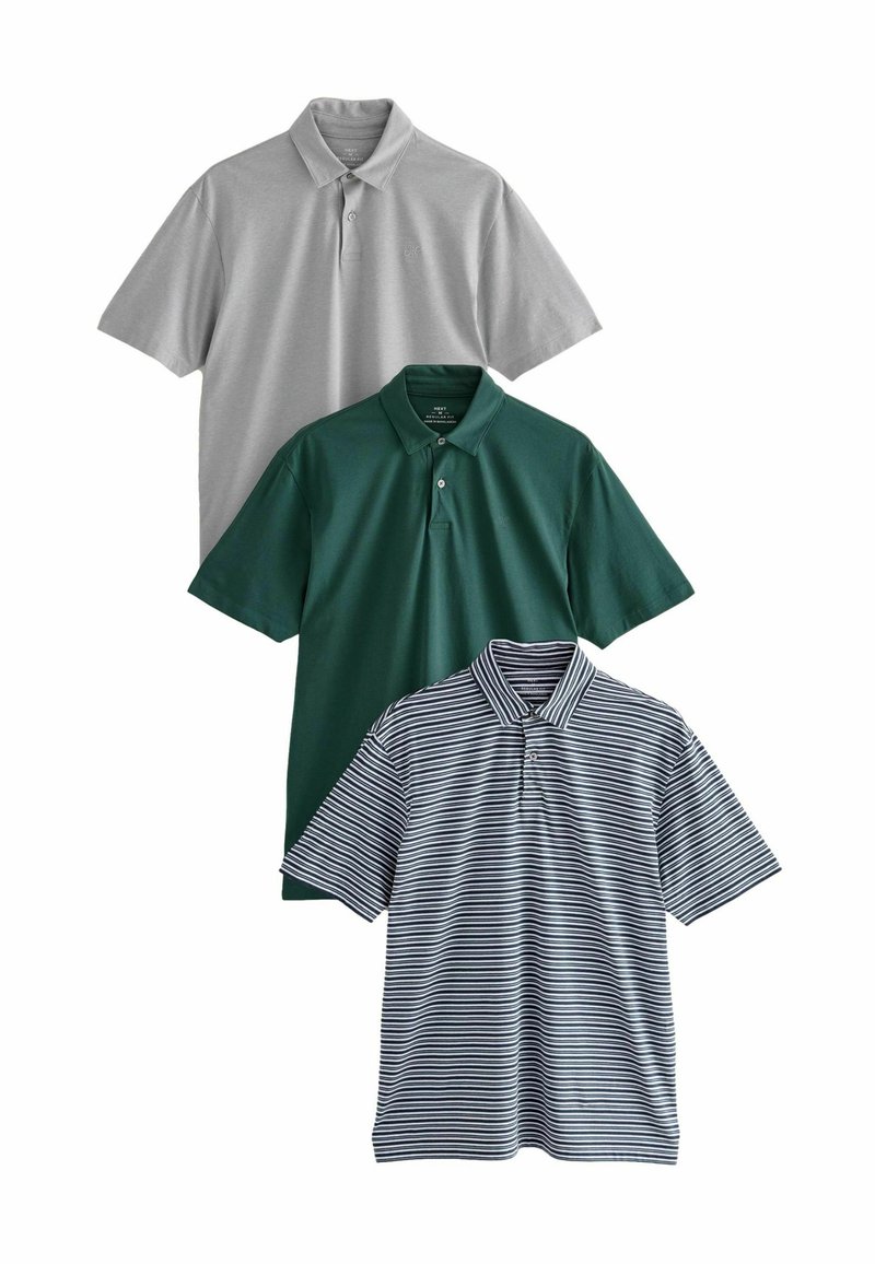 Drei Poloshirts: eines in Grau, eines in einfarbigem Grün und eines in Marineblau mit weißen Streifen. Alle haben kurze Ärmel und Knopfleisten.