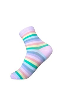 Stribede ankelstrømper med horisontale striber i pastelfarver: pink, grøn, blå og gul; lavet af blødt, strækbart materiale.