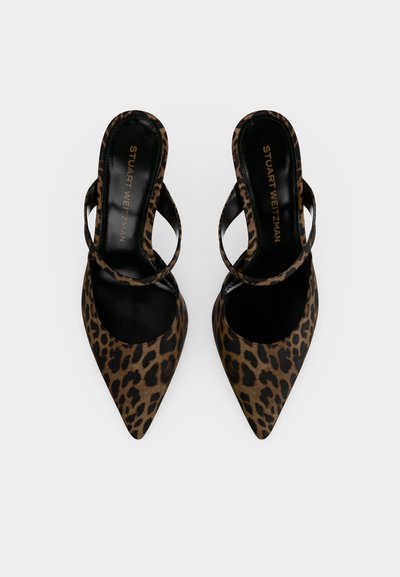 Paire de mules à talons pointus avec imprimé léopard et fines brides, semelles intérieures noires estampillées Stuart Weitzman, vues de dessus sur fond blanc.