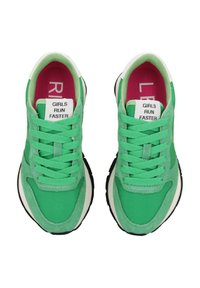 Sneakers atletici verdi con una combinazione di tessuto e suede, punta arrotondata, lacci piatti e suola nera; le solette recitano "LE RAGAZZE CORRONO PIÙ VELOCE."