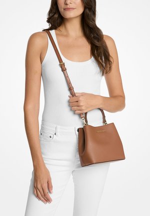 Braune Leder-Schultertasche mit strukturierter Oberfläche, goldfarbenen Beschlägen und verstellbarem Riemen. Verfügt über ein minimalistisches Design und eine strukturierte Form.