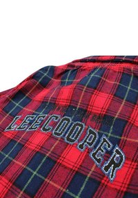 Chemise à carreaux rouge et marine avec des accents verts. Présente un logo "LEECOOPER" brodé en fils noirs et bleus. Texture en coton.