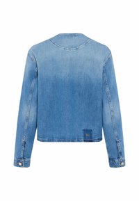 Hellblaue Jeansjacke mit langen Ärmeln, geknöpften Manschetten und einem kleinen dunkelblauen Aufnäher nahe dem unteren Saum auf der Rückseite.