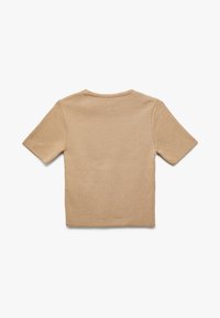 Suéter de manga corta marrón claro con tejido texturizado, cuello redondo y un corte relajado, con costuras sutiles en los hombros.