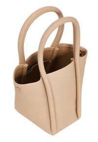 Borsa a tracolla in pelle beige con due manici arrotondati, texture morbida, forma affusolata e apertura superiore. Presenta un design minimalista senza decorazioni.