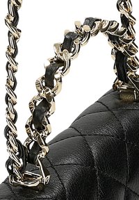 Sac à main en cuir matelassé noir avec une bandoulière chaîne dorée entrelacée de détails en cuir noir, présentant une texture brillante et des coutures détaillées.