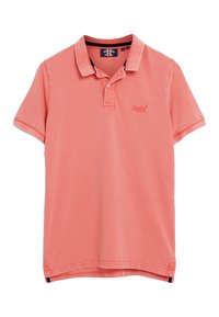 Polo a maniche corte di colore corallo con patta a due bottoni, logo ricamato sul petto e dettagli a contrasto sul colletto interno.