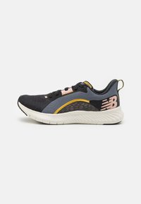 Černá a šedá atletická teniska se žlutými a růžovými akcenty, síťovaným svrchním dílem, texturovaným bočním panelem a polstrovanou bílou podrážkou.