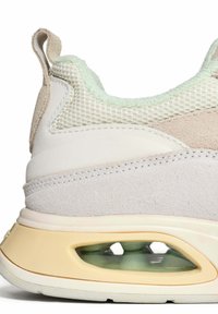Sneaker met een gestructureerde bovenkant in beige en wit, voorzien van een mesh-paneel, suède accenten en een zichtbare luchtkussen in de zool.