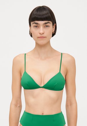 Zaļš trīsstūru bikini tops ar plānām siksniņām un gludu tekstūru. Dizains ir ar minimālistisku griezumu un bezšuvju izskatu.