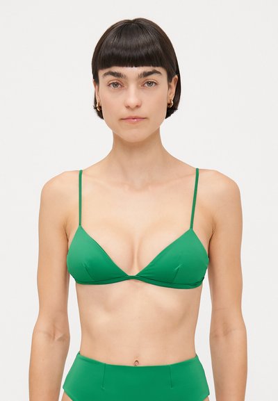 Sujetador de bikini verde en forma de triángulo con tirantes finos y una textura suave. El diseño presenta un corte minimalista y una apariencia sin costuras.