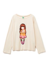 Helle lange Ärmelbluse mit Grafik eines gesichtslosen Mädchens in einem orange-pinkfarbenen Kleid, das ein Glas hält, während es gestreifte Socken und pinke Schuhe trägt.