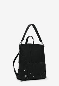 Schwarze Lederhandtasche mit strukturiertem Design, abgerundeten Akzenten, silbernen Nieten und zwei Reißverschlussfächern. Verstellbarer Tragegurt inklusive.