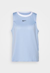 Jasnoniebieski bezrękawnik sportowy z przewiewnej tkaniny. Posiada biały okrągły dekolt i małe czarne logo Nike na piersi.