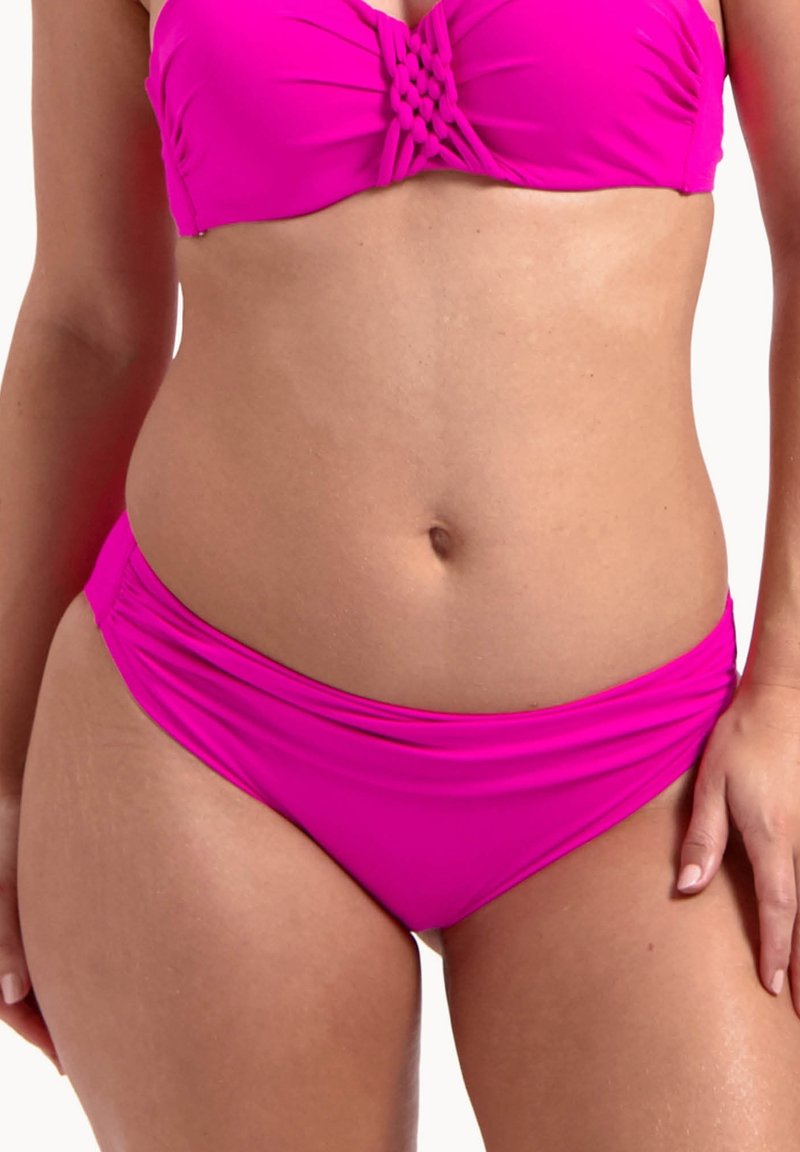Růžový bikini top s pleteným středem a seřasenou tkaninou, doplněný o odpovídající nízké bikinové spodky s bočním seřasením.