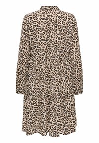 Robe à imprimé léopard avec un design en couches, des manches longues et un col. Le tissu est léger avec une texture douce et des tons neutres.