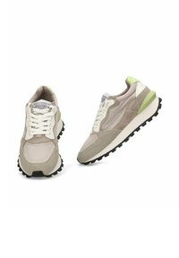 Zapatillas de ante y malla gris claro con cordones blancos, detalles verdes y suelas de goma negras. Punta redondeada y lengüeta acolchada.