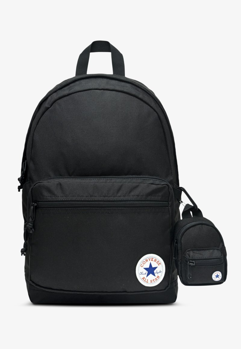 Černý batoh z odolné tkaniny s kulatým tvarem, přední kapsou na zip a malým odnímatelným pouzdrem s logovou nášivkou.