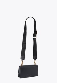 Sac bandoulière en cuir noir au design structuré, avec une sangle noire réglable ornée d'un logo, des accents en métal doré et des textures lisses.