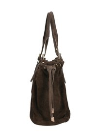 Sac seau en cuir suédé marron avec fermeture à cordon et poignées d'épaule, se tenant droit sur un fond blanc.