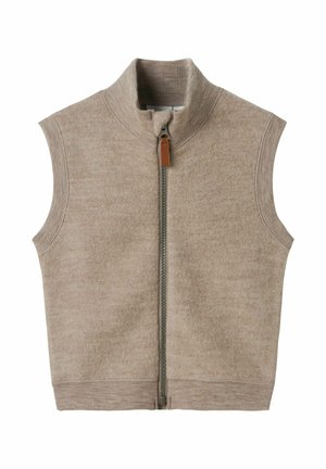 Beige ärmellose Strickjacke mit hohem Kragen, ausgestattet mit einem Frontreißverschluss und einem Lederziehband, hergestellt aus einem weichen, strukturierten Stoff.