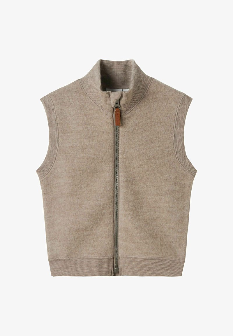 Bež prsluk bez rukava s patentnim zatvaračem i visokim ovratnikom, s prednjim patentnim zatvaračem i kožnom zupčanicom, napravljen od mekog, teksturiranogMaterijala.