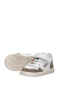 High-Top-Sneaker aus weißem Leder und grauen Wildlederakzenten, mit einem Klettverschluss, Schnürung und strukturierten Gummisohlen.