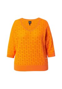 Orange V-Ausschnitt-Pullover mit einem strukturierten Muster aus horizontalen Linien, Dreiviertelärmeln und einem gerippten Saum.