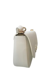 Borsa in pelle bianca texturizzata con hardware dorato, forma rettangolare e chiusura a soffietto. Dotata di una tracolla rimovibile e anello in metallo.
